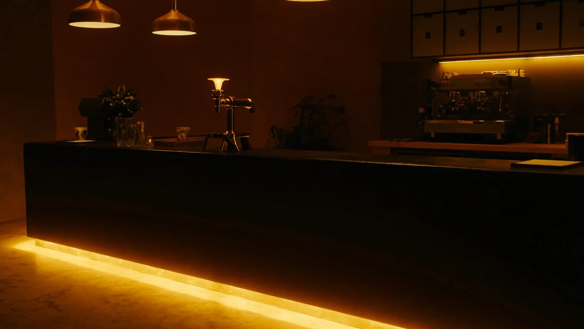 Counter mit Amber-Unterlicht